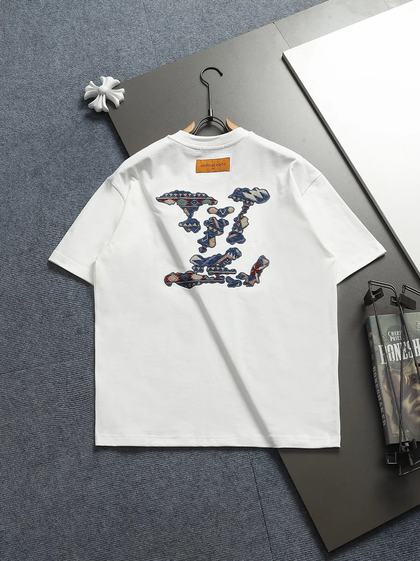 🅿️220 Louis Vuitton/Louis Vuitton High-end craftsmanship 1,000-needle embroidery. The large logo is exquisitely upgraded, inspired by the retro embroidery of the 1980s. Original fabric. Official same style. Short-sleeved T-shirt. Same vat dyed fabric. Very comfortable to the touch. The latest brick cabinet synchronization for spring and summer. Fashionable and personalized. Super versatile and good-looking. Very suitable for both men and women. A must-have for everyone. Hang tag. Collar label. Washed wheat. Complete with three labels. Color: black, white, khaki. Size: S M L XL |